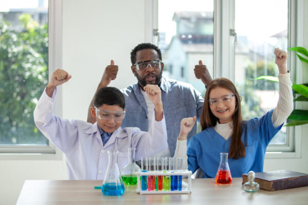 vecteezy_students-mixes-chemicals-in-beakers-enthusiastic-teacher_7071023